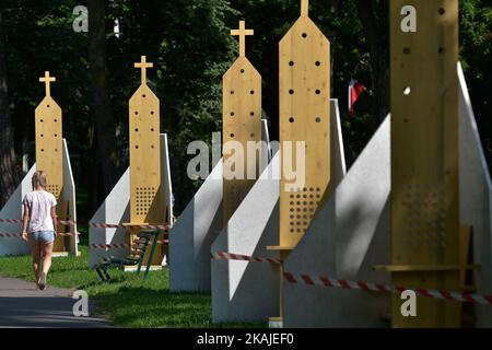 Una vista dei confessionali in legno situati nel Parco del Giordano , vicino al Parco di Cracovia Blonia, un luogo dove Papa Francesco sarà ufficialmente accolto giovedì 28th luglio. Durante la Giornata Mondiale della Gioventù il Parco Giordano sarà una zona di riconciliazione dove i pellegrini potranno ricevere il sacramento della confessione. Sabato, 23 luglio 2016, a Cracovia, Polonia. Foto di Artur Widak *** Please use Credit from Credit Field *** Foto Stock