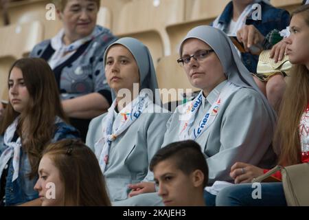 In vista delle Giornate Mondiali della Gioventù presso l'arena Artego Sports, a Bydgoszcz, in Polonia, il 24 luglio 2016 si tiene una messa per oltre 1000 pellegrini provenienti dal Brasile e dal Madagascar. Si prevede che oltre un milione di visitatori arriveranno a Cracovia, in Polonia, durante la visita dei Papi per le Giornate Mondiali della Gioventù. (Foto di Jaap Arriens/NurPhoto) *** Please use Credit from Credit Field *** Foto Stock