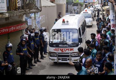 La polizia circonda la zona durante un raid condotto su un nascondiglio militante nella casa di Kalyanpur del Dhaka. Nel corso di un'operazione speciale delle forze congiunte il 26 luglio 2016, nove presunti militanti sono stati uccisi. (Foto di Sony Ramany/NurPhoto) *** utilizzare il credito del campo credito *** Foto Stock