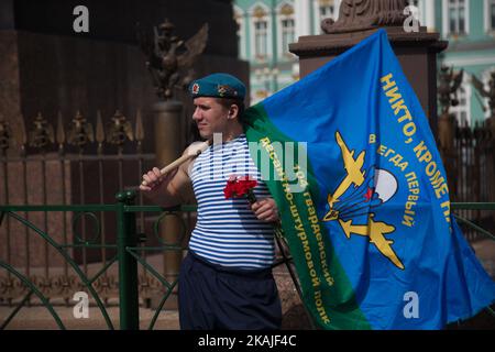 Ex paracadutista russo durante le celebrazioni della Giornata dei Paracadutisti in Piazza Dvortsovaya a San Pietroburgo, il 2 agosto 2016. Le forze dei Paracadutisti russi celebrano il 86th° anniversario della costituzione delle forze aeree russe. (Foto di Igor Russak/NurPhoto) *** Please use Credit from Credit Field *** Foto Stock