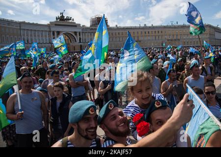 Ex paracadutisti russi durante le celebrazioni della Giornata dei paracadutisti russi in Piazza Dvortsovaya a San Pietroburgo, il 2 agosto 2016. Le forze dei Paracadutisti russi celebrano il 86th° anniversario della costituzione delle forze aeree russe. (Foto di Igor Russak/NurPhoto) *** Please use Credit from Credit Field *** Foto Stock