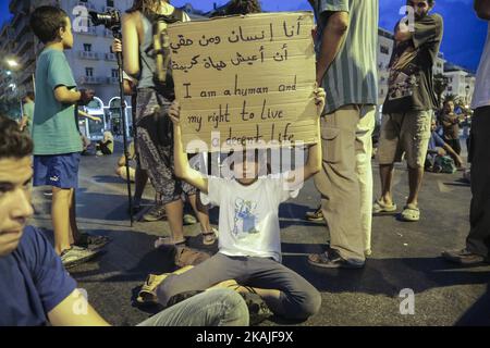 I rifugiati in Grecia, provenienti dal campo Softex di Salonicco il 8 agosto 2016, protestano contro le condizioni di vita e chiedono una legge UE sui rifugiati che li protegga e fornisca loro un alloggio e una protezione adeguati. Hanno fatto anche una protesta in seduta. C'era tensione quando non lasciavano passare un'ambulanza. (Foto di Nicolas Economou/NurPhoto) *** Please use Credit from Credit Field *** Foto Stock