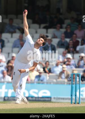 Steven Finn in Inghilterra durante il terzo giorno del quarto incontro di test tra Inghilterra e Pakistan ha giocato al Kia Oval Stadium di Londra il 13th 2016 agosto Foto Stock