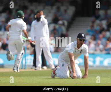 Alastair Cook in Inghilterra durante il terzo giorno del quarto incontro di test tra Inghilterra e Pakistan ha giocato al Kia Oval Stadium di Londra il 13th 2016 agosto Foto Stock