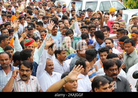 La moglie di Maharaja Bhawani Singh, Rajmata Padmini Devi di Jaipur, con il figlio Principe Padamnabh Singh e i suoi sostenitori, hanno preso il rally di protesta contro l'azione dittatoriale a Rajmahal Palace da parte della Jaipur Development Authority (JDA) , a Jaipur , Rajasthan, India, 01 settembre, 2016. Foto Stock