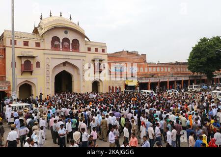 La moglie di Maharaja Bhawani Singh, Rajmata Padmini Devi di Jaipur, con il figlio Principe Padamnabh Singh e i suoi sostenitori, hanno preso il rally di protesta contro l'azione dittatoriale a Rajmahal Palace da parte della Jaipur Development Authority (JDA) , a Jaipur , Rajasthan, India, 01 settembre, 2016. Foto Stock