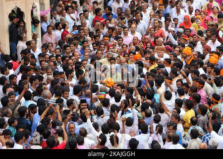 La moglie di Maharaja Bhawani Singh, Rajmata Padmini Devi di Jaipur, con il figlio Principe Padamnabh Singh e i suoi sostenitori, hanno preso il rally di protesta contro l'azione dittatoriale a Rajmahal Palace da parte della Jaipur Development Authority (JDA) , a Jaipur , Rajasthan, India, 01 settembre, 2016. Foto Stock