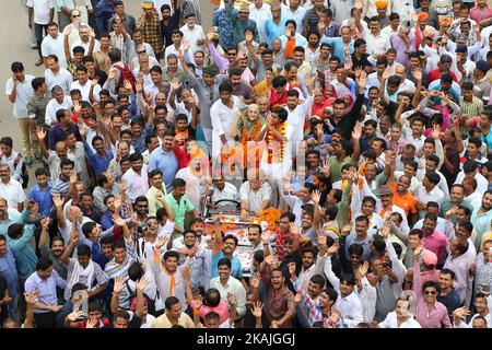 La moglie di Maharaja Bhawani Singh, Rajmata Padmini Devi di Jaipur, con il figlio Principe Padamnabh Singh e i suoi sostenitori, hanno preso il rally di protesta contro l'azione dittatoriale a Rajmahal Palace da parte della Jaipur Development Authority (JDA) , a Jaipur , Rajasthan, India, 01 settembre, 2016. Foto Stock