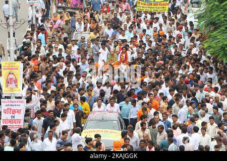 La moglie di Maharaja Bhawani Singh, Rajmata Padmini Devi di Jaipur, con il figlio Principe Padamnabh Singh e i suoi sostenitori, hanno preso il rally di protesta contro l'azione dittatoriale a Rajmahal Palace da parte della Jaipur Development Authority (JDA) , a Jaipur , Rajasthan, India, 01 settembre, 2016. Foto Stock