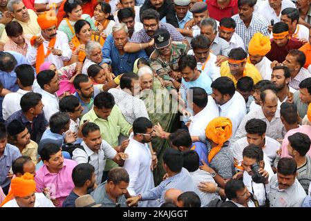 La moglie di Maharaja Bhawani Singh, Rajmata Padmini Devi di Jaipur, con il figlio Principe Padamnabh Singh e i suoi sostenitori, hanno preso il rally di protesta contro l'azione dittatoriale a Rajmahal Palace da parte della Jaipur Development Authority (JDA) , a Jaipur , Rajasthan, India, 01 settembre, 2016. Foto Stock