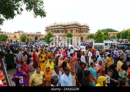 La moglie di Maharaja Bhawani Singh, Rajmata Padmini Devi di Jaipur, con il figlio Principe Padamnabh Singh e i suoi sostenitori, hanno preso il rally di protesta contro l'azione dittatoriale a Rajmahal Palace da parte della Jaipur Development Authority (JDA) , a Jaipur , Rajasthan, India, 01 settembre, 2016. Foto Stock