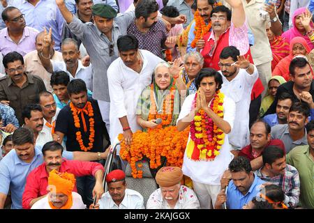 La moglie di Maharaja Bhawani Singh, Rajmata Padmini Devi di Jaipur, con il figlio Principe Padamnabh Singh e i suoi sostenitori, hanno preso il rally di protesta contro l'azione dittatoriale a Rajmahal Palace da parte della Jaipur Development Authority (JDA) , a Jaipur , Rajasthan, India, 01 settembre, 2016. Foto Stock