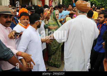 La moglie di Maharaja Bhawani Singh, Rajmata Padmini Devi di Jaipur, con il figlio Principe Padamnabh Singh e i suoi sostenitori, hanno preso il rally di protesta contro l'azione dittatoriale a Rajmahal Palace da parte della Jaipur Development Authority (JDA) , a Jaipur , Rajasthan, India, 01 settembre, 2016. Foto Stock