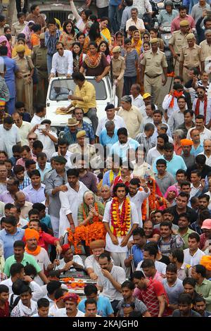 La moglie di Maharaja Bhawani Singh, Rajmata Padmini Devi di Jaipur, con il figlio Principe Padamnabh Singh e i suoi sostenitori, hanno preso il rally di protesta contro l'azione dittatoriale a Rajmahal Palace da parte della Jaipur Development Authority (JDA) , a Jaipur , Rajasthan, India, 01 settembre, 2016. Foto Stock