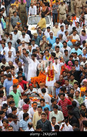 La moglie di Maharaja Bhawani Singh, Rajmata Padmini Devi di Jaipur, con il figlio Principe Padamnabh Singh e i suoi sostenitori, hanno preso il rally di protesta contro l'azione dittatoriale a Rajmahal Palace da parte della Jaipur Development Authority (JDA) , a Jaipur , Rajasthan, India, 01 settembre, 2016. Foto Stock