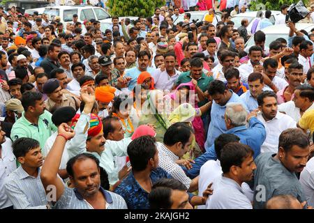 La moglie di Maharaja Bhawani Singh, Rajmata Padmini Devi di Jaipur, con il figlio Principe Padamnabh Singh e i suoi sostenitori, hanno preso il rally di protesta contro l'azione dittatoriale a Rajmahal Palace da parte della Jaipur Development Authority (JDA) , a Jaipur , Rajasthan, India, 01 settembre, 2016. Foto Stock