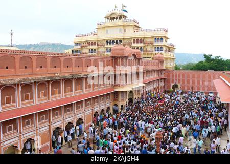 La moglie di Maharaja Bhawani Singh, Rajmata Padmini Devi di Jaipur, con il figlio Principe Padamnabh Singh e i suoi sostenitori, hanno preso il rally di protesta contro l'azione dittatoriale a Rajmahal Palace da parte della Jaipur Development Authority (JDA) , a Jaipur , Rajasthan, India, 01 settembre, 2016. Foto Stock