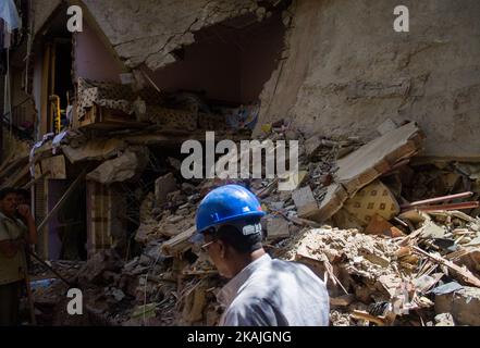 L'uomo partecipa all'operazione di ricerca e salvataggio per il crollo dell'edificio residenziale al Cairo, Egitto, il 7 settembre 2016. La bombola di gas esplose una casa al Cairo, che ha portato al crollo dell'intera architettura. La persona è stata uccisa e un gran numero di persone ferite dalla caduta della casa loro. La casa si trova in una zona 'El-Zawya El-Hamraaa' (Foto di Fayed El-Geziry /NurPhoto) *** Please use Credit from Credit Field *** Foto Stock