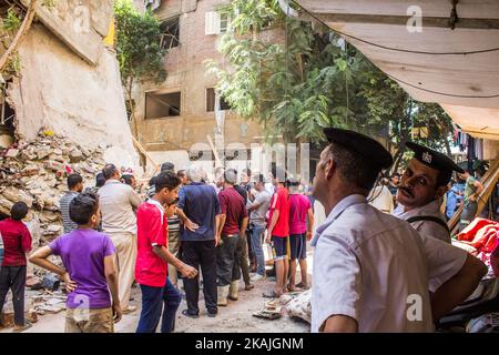 La gente partecipa all'operazione di ricerca e salvataggio per il crollo dell'edificio residenziale al Cairo, Egitto, il 7 settembre 2016. La bombola di gas esplose una casa al Cairo, che ha portato al crollo dell'intera architettura. La persona è stata uccisa e un gran numero di persone ferite dalla caduta della casa loro. La casa si trova in una zona 'El-Zawya El-Hamraaa' (Foto di Fayed El-Geziry /NurPhoto) *** Please use Credit from Credit Field *** Foto Stock