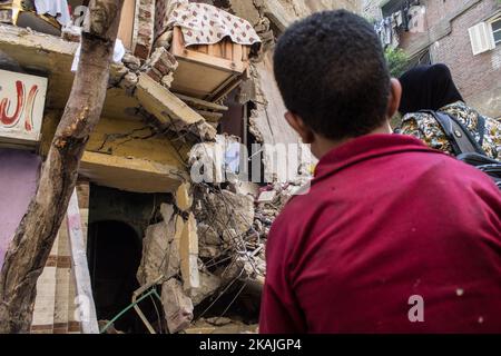 La gente partecipa all'operazione di ricerca e salvataggio per il crollo dell'edificio residenziale al Cairo, Egitto, il 7 settembre 2016. La bombola di gas esplose una casa al Cairo, che ha portato al crollo dell'intera architettura. La persona è stata uccisa e un gran numero di persone ferite dalla caduta della casa loro. La casa si trova in una zona 'El-Zawya El-Hamraaa' (Foto di Fayed El-Geziry /NurPhoto) *** Please use Credit from Credit Field *** Foto Stock