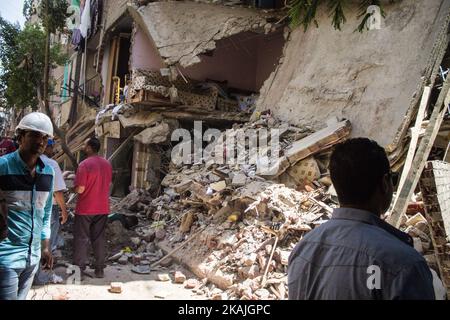 La gente partecipa all'operazione di ricerca e salvataggio per il crollo dell'edificio residenziale al Cairo, Egitto, il 7 settembre 2016. La bombola di gas esplose una casa al Cairo, che ha portato al crollo dell'intera architettura. La persona è stata uccisa e un gran numero di persone ferite dalla caduta della casa loro. La casa si trova in una zona 'El-Zawya El-Hamraaa' (Foto di Fayed El-Geziry /NurPhoto) *** Please use Credit from Credit Field *** Foto Stock