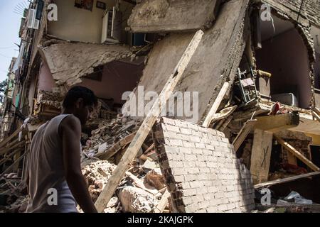 La gente partecipa all'operazione di ricerca e salvataggio per il crollo dell'edificio residenziale al Cairo, Egitto, il 7 settembre 2016. La bombola di gas esplose una casa al Cairo, che ha portato al crollo dell'intera architettura. La persona è stata uccisa e un gran numero di persone ferite dalla caduta della casa loro. La casa si trova in una zona 'El-Zawya El-Hamraaa' (Foto di Fayed El-Geziry /NurPhoto) *** Please use Credit from Credit Field *** Foto Stock