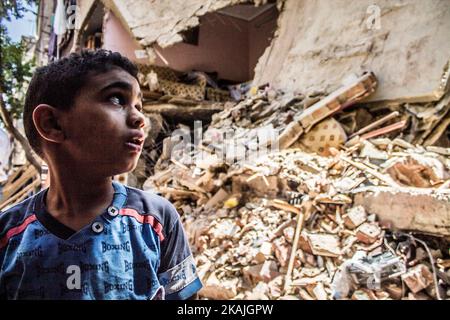 Un ragazzo partecipa all'operazione di ricerca e salvataggio per il crollo dell'edificio residenziale al Cairo, Egitto, il 7 settembre 2016. La bombola di gas esplose una casa al Cairo, che ha portato al crollo dell'intera architettura. La persona è stata uccisa e un gran numero di persone ferite dalla caduta della casa loro. La casa si trova in una zona 'El-Zawya El-Hamraaa' (Foto di Fayed El-Geziry /NurPhoto) *** Please use Credit from Credit Field *** Foto Stock