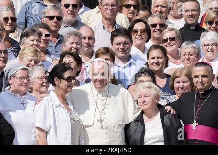 Papa Francesco pone per un quadro familiare con alcuni dei membri della chiesa parrocchiale del Rev. Jacques Hamel, tra i quali la sorella Roselyne Hamel, seconda da destra, E il vescovo di Rouen Dominique Lebrun, a destra, al termine della sua udienza generale settimanale in Piazza San Pietro in Vaticano, mercoledì 14 settembre 2016. Francesco ha celebrato una Messa mattutina mercoledì in memoria del Rev. Jacques Hamel. Due estremisti tagliarono la gola di Hamel nella sua chiesa a Saint-Etienne-du-Rouvray, fuori Rouen, il 26 luglio. La polizia li ha poi uccisi; il gruppo dello Stato islamico ha rivendicato la responsabilità. (Foto di massimo Valicchia/ Foto Stock