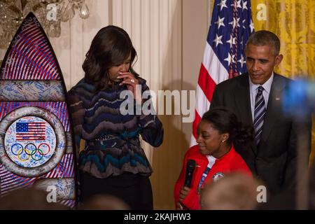 Nella stanza orientale della Casa Bianca a Washington, DC, 29 settembre 2016, Simone Biles, Una ginnastica della squadra di ginnastica femminile statunitense, presenta una tavola da surf personalizzata a POTUS e FLOTUS, con firme delle Olimpiadi statunitensi che hanno partecipato ai Giochi di Rio. (Foto di Cheriss May/NurPhoto) *** Please use Credit from Credit Field *** Foto Stock