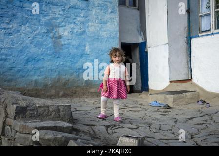 Ritratto di una ragazza in piedi vicino alla sua casa nel villaggio di Khanalig, nella regione di Quba, Azerbaigian. Khanalig è un antico villaggio situato nel profondo delle montagne caucasiche, a più di 2.300 metri sopra il livello del mare. La gente di Khanalig ha la loro propria lingua unica e la usa per la vita quotidiana. Oltre alla lingua, hanno conservato il tradizionale stile di vita. E 'incluso casa di costruzione, artigianato, preparazione alimentare e anche rituali. ( (Foto di Oleksandr Rupeta/NurPhoto) *** si prega di utilizzare il credito dal campo di credito *** Foto Stock