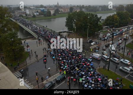 Manifestanti sul ponte Debnicki nel centro di Cracovia, mentre migliaia di donne hanno protestato oggi nel centro di Cracovia durante una "protesta nera". Lo sciopero delle donne a livello nazionale si è svolto in tutto il paese ed è la risposta contro la proposta di inasprire la legge sull'aborto in Polonia. Le donne polacche chiedono il rispetto del loro diritto alla libera scelta e la libertà di decidere del proprio corpo e della propria vita. Lunedì 3 ottobre 2016, a Cracovia, Polonia. Foto di Artur Widak *** Please use Credit from Credit Field *** Foto Stock