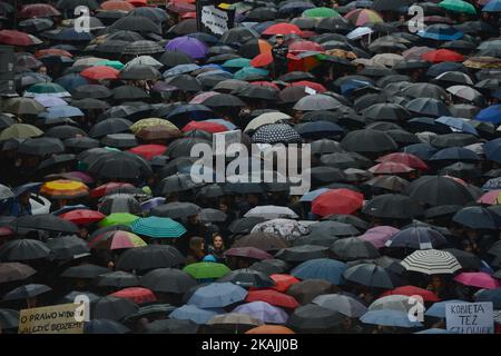 Manifestanti pro-choice in Piazza Debnicki, a Cracovia, mentre migliaia di donne hanno protestato oggi nel centro di Cracovia durante una "protesta nera". Lo sciopero delle donne a livello nazionale si è svolto in tutto il paese ed è la risposta contro la proposta di inasprire la legge sull'aborto in Polonia. Le donne polacche chiedono il rispetto del loro diritto alla libera scelta e la libertà di decidere del proprio corpo e della propria vita. Lunedì 3 ottobre 2016, a Cracovia, Polonia. Foto di Artur Widak *** Please use Credit from Credit Field *** Foto Stock