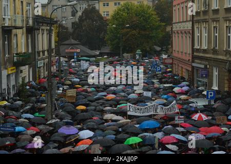 Manifestanti pro-choice in Piazza Debnicki, a Cracovia, mentre migliaia di donne hanno protestato oggi nel centro di Cracovia durante una "protesta nera". Lo sciopero delle donne a livello nazionale si è svolto in tutto il paese ed è la risposta contro la proposta di inasprire la legge sull'aborto in Polonia. Le donne polacche chiedono il rispetto del loro diritto alla libera scelta e la libertà di decidere del proprio corpo e della propria vita. Lunedì 3 ottobre 2016, a Cracovia, Polonia. Foto di Artur Widak *** Please use Credit from Credit Field *** Foto Stock