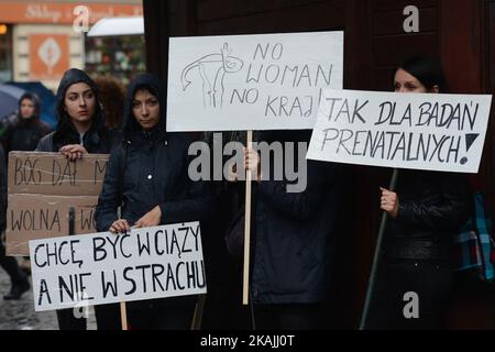 Manifestanti pro-choice in Piazza Debnicki a Cracovia, mentre migliaia di donne hanno protestato oggi nel centro di Cracovia durante una "protesta nera". Lo sciopero delle donne a livello nazionale si è svolto in tutto il paese ed è la risposta contro la proposta di inasprire la legge sull'aborto in Polonia. Le donne polacche chiedono il rispetto del loro diritto alla libera scelta e la libertà di decidere del proprio corpo e della propria vita. Foto Stock