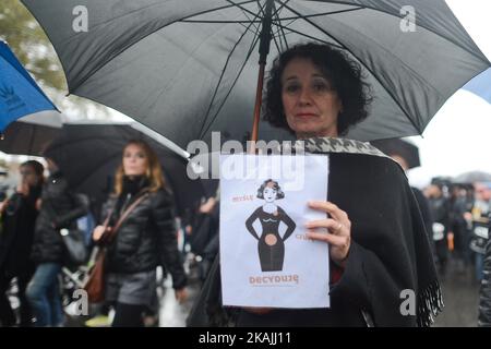 Manifestanti sul ponte Debnicki nel centro di Cracovia, mentre migliaia di donne hanno protestato oggi nel centro di Cracovia durante una "protesta nera". Lo sciopero delle donne a livello nazionale si è svolto in tutto il paese ed è la risposta contro la proposta di inasprire la legge sull'aborto in Polonia. Le donne polacche chiedono il rispetto del loro diritto alla libera scelta e la libertà di decidere del proprio corpo e della propria vita. Foto Stock