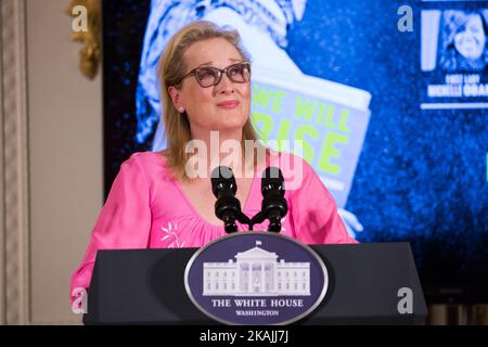 Celebrazione della Giornata Internazionale della ragazza e Let Girls Impara, l'attrice Meryl Streep presenta First Lady Michelle Obama. Sala Est della Casa Bianca a Washington, DC, USA, il 11 ottobre 2016. (Foto di Cheriss May/NurPhoto) *** Please use Credit from Credit Field *** Foto Stock