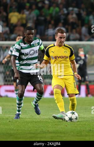 L'attaccante di Dortmund Mario Gotze vies con il centrocampista di Sporting William Carvalho (L) durante la partita di calcio UEFA Champions League Group F Sporting CP vs Borussia Dortmund allo stadio Alvalade di Lisbona, Portogallo, il 18 ottobre 2016. Foto: Pedro Fiuza ( Foto di Pedro FiÃºza/NurPhoto) *** Please use Credit from Credit field *** Foto Stock