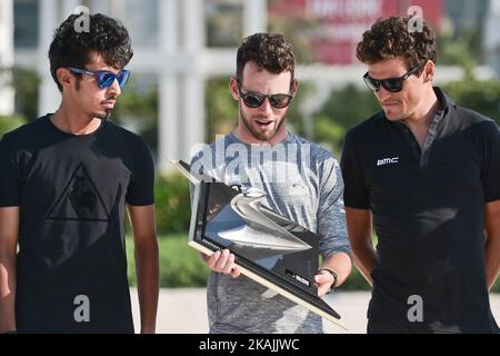 (Sinistra-destra) Yousif Mirza (al Nasr Pro Cycling Team - Dubai), Mark Cavendish (Team Dimension Data) con il Trofeo Tour of Abu Dhabi e Greg Van Avermaet (BMC Racing Team), nella foto un giorno prima della gara ciclistica professionale in quattro fasi di Emirates, l'Abu Dhabi Tour (20-23 ottobre). Mercoledì 19 ottobre 2016 a St Regis Hotel, Abu Dhabi, Emirati Arabi Uniti. Foto di Artur Widak *** Please use Credit from Credit Field *** Foto Stock