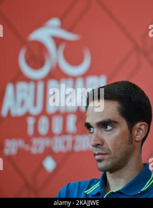 Alberto Contador, un pilota professionista spagnolo di bici da strada per il team UCI World Tour TInkoff, nella foto durante la conferenza stampa dei piloti, un giorno prima della gara ciclistica professionale in quattro fasi degli Emirati, l'Abu Dhabi Tour (20-23 ottobre). Mercoledì 19 ottobre 2016 a St Regis Hotel, Abu Dhabi, Emirati Arabi Uniti. Foto di Artur Widak *** Please use Credit from Credit Field *** Foto Stock