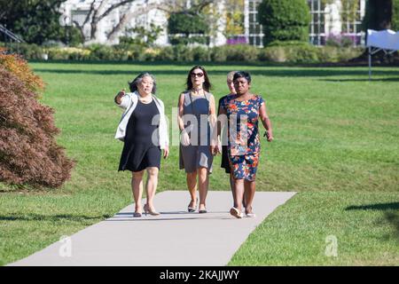 Tina Tchen (a sinistra), Assistente del Presidente Barack Obama; Capo di Stato maggiore di First Lady Michelle Obama; E direttore esecutivo del Consiglio della Casa Bianca sulle Donne e le ragazze, e Deesha Dyer, (a destra), Segretario sociale della Casa Bianca, conducono gli ospiti italiani al White House Kitchen Garden sul South Lawn a Washington, DC, USA, il 18 ottobre 2016., Per un'esibizione da parte di studenti di un programma scolastico locale di turnaround Arts, nell'ambito del programma sponsale per la visita ufficiale dell'Italia. (Foto di Cheriss May/NurPhoto) *** Please use Credit from Credit Field *** Foto Stock