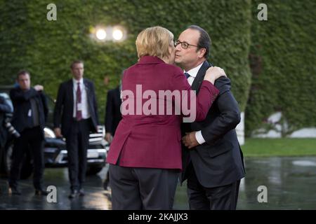 La cancelliera tedesca Angela Merkel saluta il presidente francese Francois Hollande al suo arrivo alla Cancelleria di Berlino, in Germania, il 19 ottobre 2016. La cancelliera tedesca Angela Merkel si riunisce in Normandia con il presidente francese Francois Hollande, il presidente russo Vladimir Putin e il presidente ucraino Petro Poroshenko per discutere della sicurezza in Ucraina e in Siria. (Foto di Emmanuele Contini/NurPhoto) *** Please use Credit from Credit Field *** Foto Stock