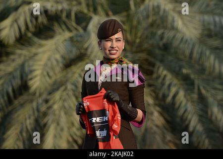 Una delle hostess del Tour in attesa del vincitore, l'italiano Giacomo Nizzolo del team Trek - Segafredo. Giovedì 20 ottobre 2016, a Madinat Zayed, Abu Dhabi, Emirati Arabi Uniti. Foto di Artur Widak *** Please use Credit from Credit Field *** Foto Stock