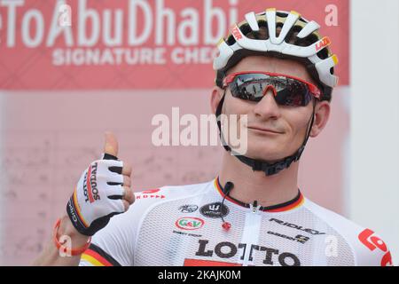 Andre Greipel, un pilota professionista tedesco di bici da strada per il team UCI World Tour Lotto–Soudal, ha la possibilità di scattare una foto dopo il check-in, prima della fase di apertura del Tour di Abu Dhabi, l'Adnoc Stage, una 147km che corre interamente nel deserto, Con partenza e arrivo a Madinat Zayed. Giovedì 20 ottobre 2016, a Madinat Zayed, Abu Dhabi, Emirati Arabi Uniti. Foto di Artur Widak *** Please use Credit from Credit Field *** Foto Stock