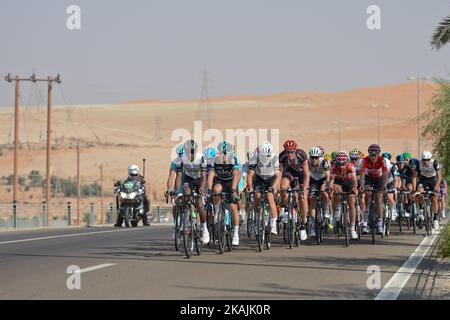 Piloti durante la fase di apertura del Tour di Abu Dhabi, l'Adnoc Stage, una 147km che corre interamente nel deserto, con partenza e arrivo a Madinat Zayed. Giovedì 20 ottobre 2016, a Madinat Zayed, Abu Dhabi, Emirati Arabi Uniti. Foto di Artur Widak *** Please use Credit from Credit Field *** Foto Stock