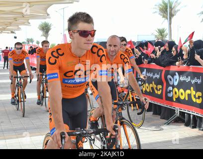 I piloti di CCC Sprandi Polkowice, una squadra ciclistica professionista con sede in Polonia, arrivano per la firma, davanti alla fase di apertura del Tour di Abu Dhabi, l'Adnoc Stage, una 147km che corre interamente nel deserto, con partenza e arrivo a Madinat Zayed. Giovedì 20 ottobre 2016, a Madinat Zayed, Abu Dhabi, Emirati Arabi Uniti. Foto di Artur Widak *** Please use Credit from Credit Field *** Foto Stock