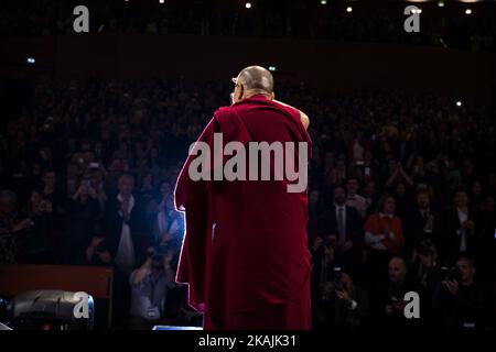 Dalai lama durante la cerimonia di cittadinanza onoraria, durante l'incontro organizzato dall'Università Bicocca al teatro Arcimboldi il 20 ottobre 2016 a Milano. (Foto di Fabrizio di Nucci/NurPhoto) *** Please use Credit from Credit Field *** Foto Stock