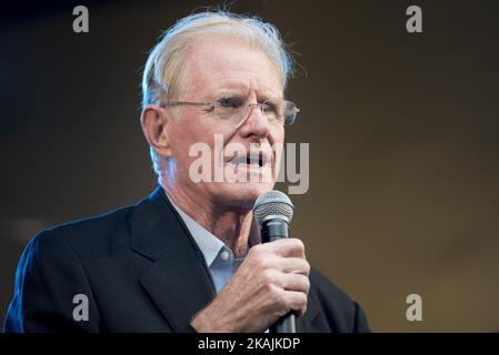 Attore e ambientalista, ed Begley Jr, partecipa al Climate Revolution Rally di Los Angeles, California. Ottobre 23, 2016. Il raduno fa parte di una serie di raduni della “Rivoluzione climatica” organizzati in tutto il paese per informare le persone sulle questioni legate al cambiamento climatico e alla giustizia sociale. (Foto di Ronen Tivony/NurPhoto) *** Please use Credit from Credit Field *** Foto Stock