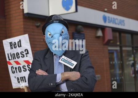 Stephen Pennells protesta contro il coinvolgimento di Barclays nella terza energia e nell'industria del fracking al di fuori di una filiale della Barclays Bank il 24 ottobre 2016 a Manchester, Inghilterra. L'azione di Stephen Pennells è stata un atto di solidarietà con le persone nel North Yorkshire, dove la Third Energy (97% di proprietà di Barclays) propone di fratturare idraulicamente lo scisto gassoso contro l'opposizione locale. (Foto di Jonathan Nicholson/NurPhoto) *** Please use Credit from Credit Field *** Foto Stock