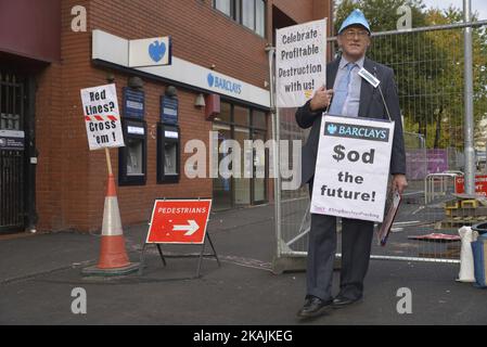 Stephen Pennells protesta contro il coinvolgimento di Barclays nella terza energia e nell'industria del fracking al di fuori di una filiale della Barclays Bank il 24 ottobre 2016 a Manchester, Inghilterra. L'azione di Stephen Pennells è stata un atto di solidarietà con le persone nel North Yorkshire, dove la Third Energy (97% di proprietà di Barclays) propone di fratturare idraulicamente lo scisto gassoso contro l'opposizione locale. (Foto di Jonathan Nicholson/NurPhoto) *** Please use Credit from Credit Field *** Foto Stock