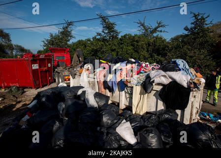 Le squadre francesi di demolizione smantellano a mano il famoso campo 'giungla' prima che le autorità demoliscano il sito il 25 ottobre 2016 a Calais, in Francia. La demolizione del campo migrante della giungla di Calais dovrebbe continuare dopo gli sfratti negli ultimi due giorni. Gli autobus rimuovono 3.000 persone nei centri di alloggio in tutta la Francia. Gli enti di beneficenza hanno sollevato una sfida legale, sostenendo che la demolizione è illegale fino a quando non è stato fornito un alloggio alternativo sufficiente per un massimo di 10.000 migranti che si stima vivano lì, tra cui 1.200 bambini. (Foto di Guillaume Pinon/NurPhoto) *** Pl Foto Stock